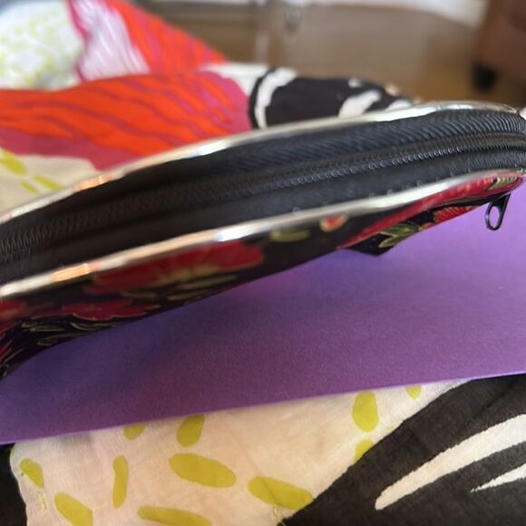 Floral Asian Influenced Silky Floral Cosmetic Bag
Black/ Red/ Blue - Picture 6 of 9